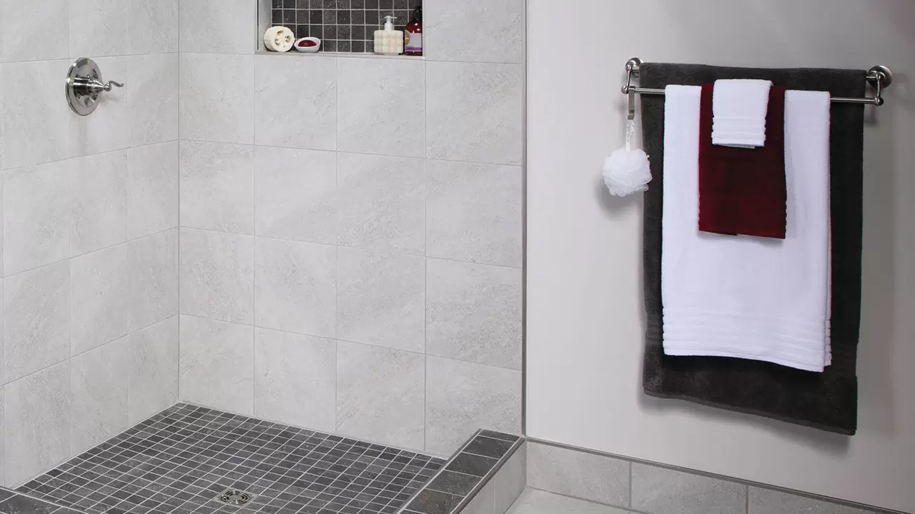 Ducha a ras de suelo y toallero de pared como ubicaciones para la calefacci&oacute;n el&eacute;ctrica por suelo radiante.