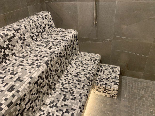 Le banc cascade sur mesure dans les hammams du Shaughnessy Golf & Country Club.