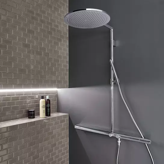Duschwand in Betonoptik mit gro&szlig;er Regendusche und einer langen gefliesten, beleuchteten Nische 
