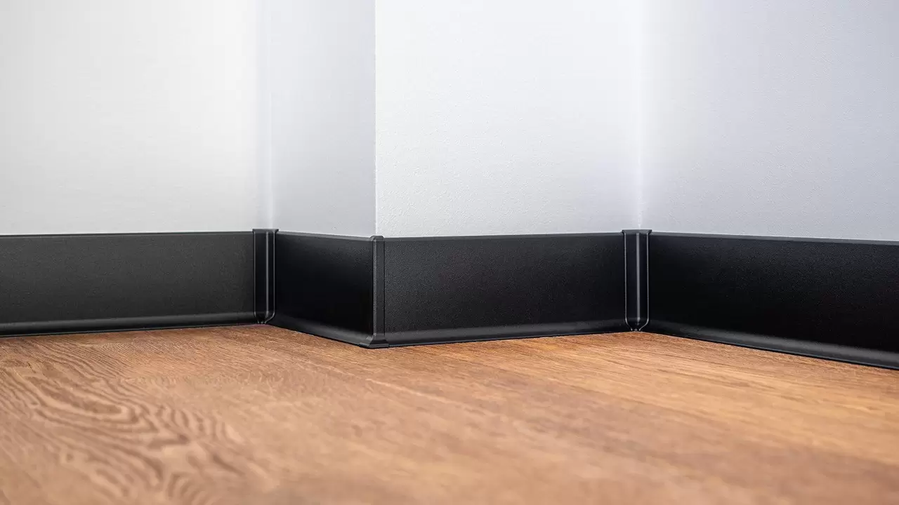 Schwarze Sockelleiste an heller Wand