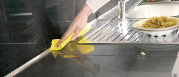 Reiniging van het werkblad in de keuken met het reinigingsmiddel Schl&uuml;ter-CLEAN-CP.