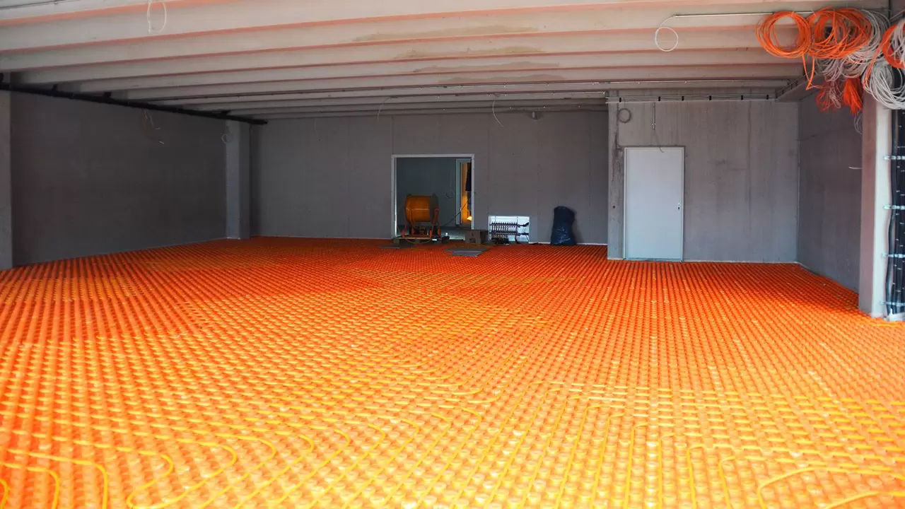Placas de n&oacute;dulos BEKOTEC con tubos de calefacci&oacute;n instalados
