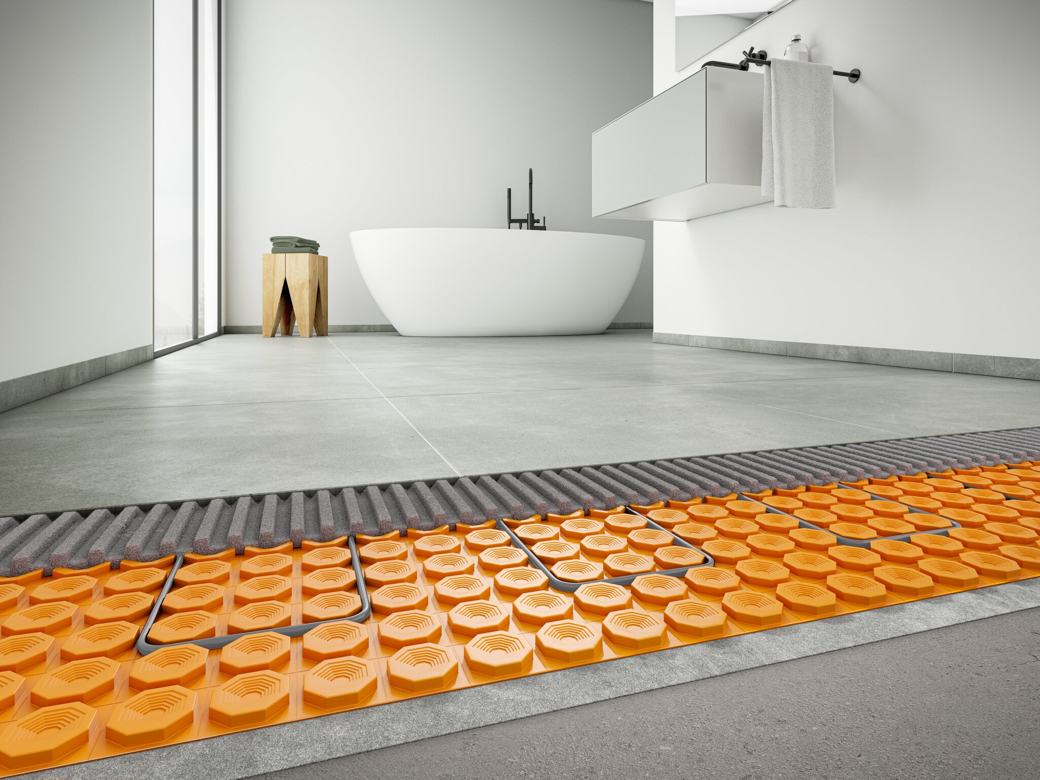 Salle de bain avec un bain autoportant sur un plancher de céramique grise et membrane orange Ditra-Heat-DUO