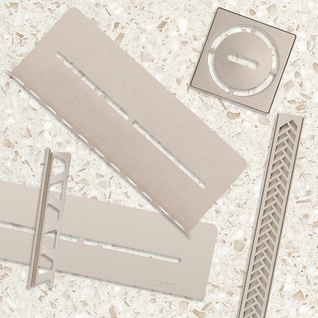 Un ensemble d'étagères de douche couleur crème, profils et grilles de drain carrées, tous assortis en design.