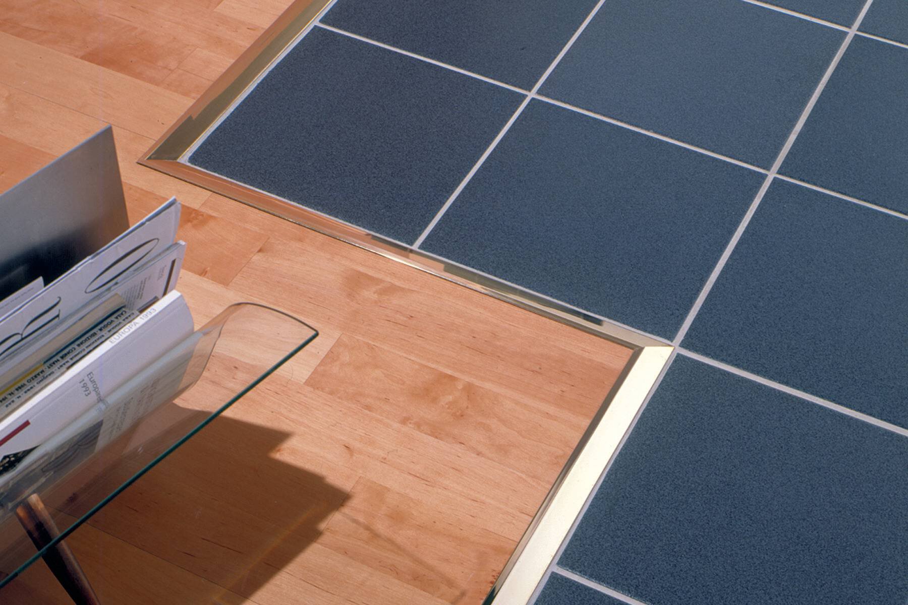 Plancher de bois avec un profilé de plancher pour faire une transition vers la section en céramique