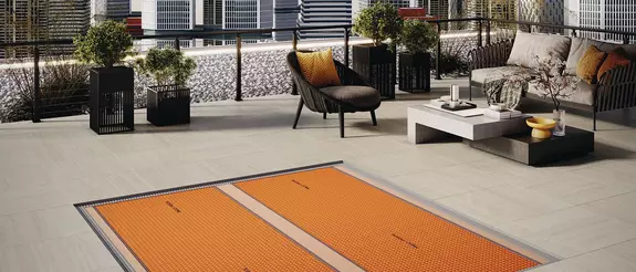 Representaci&oacute;n CGI de una terraza alicatada con un ejemplo de la instalaci&oacute;n de una lamina de impermeabilizaci&oacute;n y desolidarizaci&oacute;n DITRA debajo de las baldosas en un espacio exterior