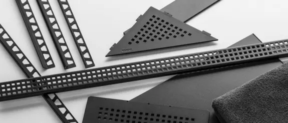 Une s&eacute;lection de produits Schl&uuml;ter en finition MGS noir graphite mat comme par exemple les profil&eacute;s de finition JOLLY, QUADEC, RONDEC, le caniveau KERDI-LINE ou la tablette de douche SHELF.