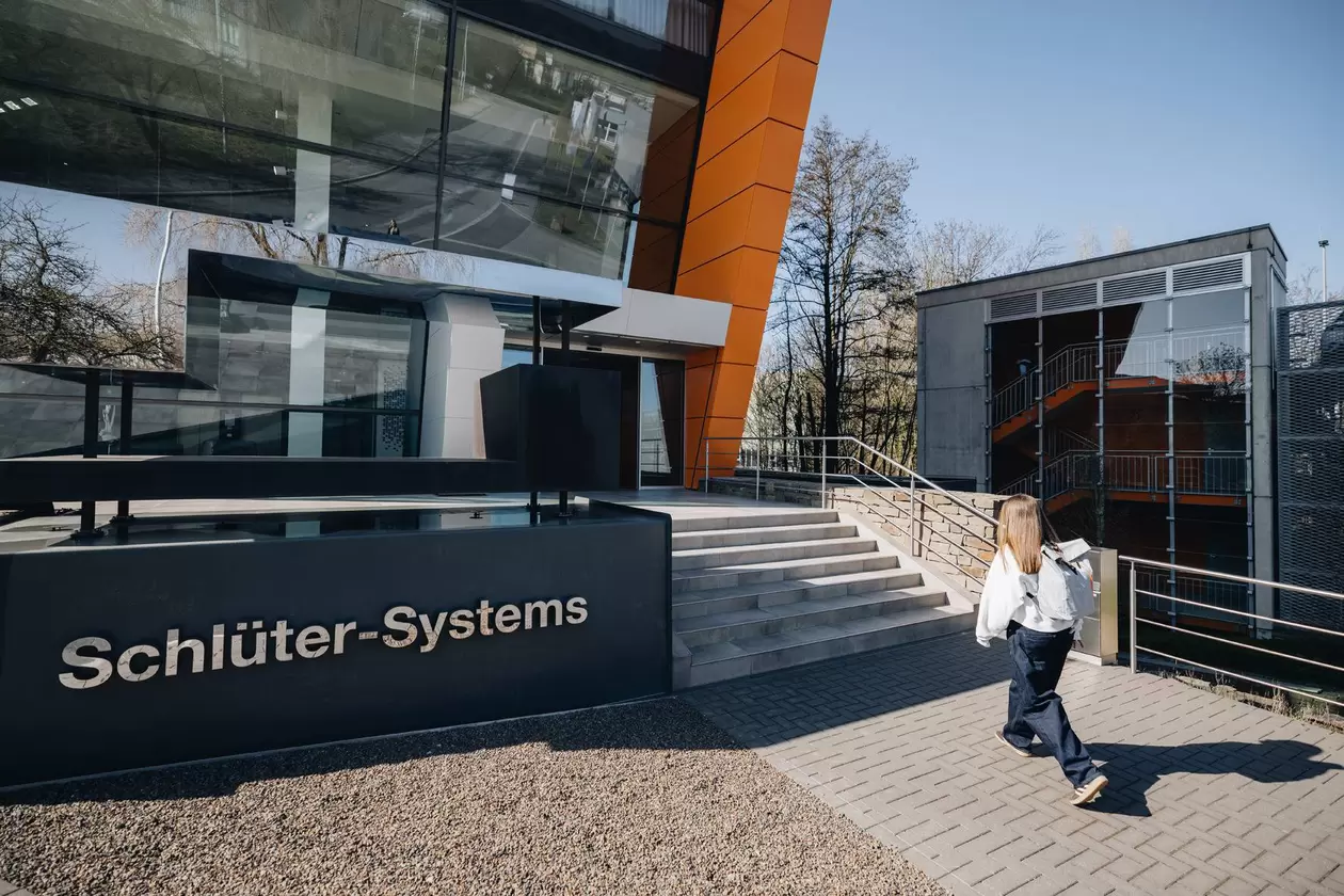 Werkstudentin l&auml;uft die Treppen zum Verwaltungsgeb&auml;ude KA hoch