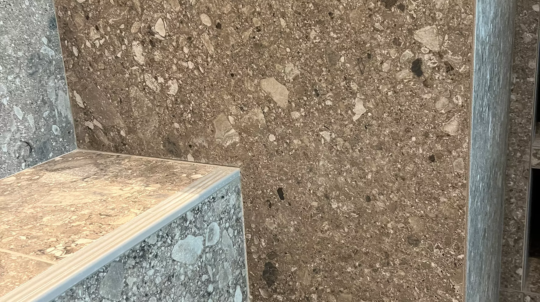 F&uuml;r den Kantenschutz an Treppen sorgt das Treppenprofil TREP.