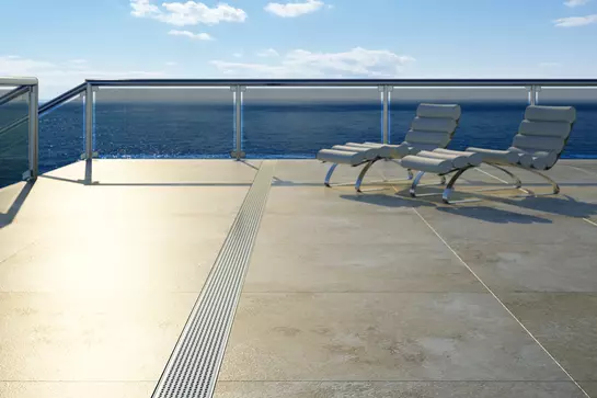 Balkon met zicht op zee, ligstoelen en afwateringsgoot Schl&uuml;ter-TROBA-LINE-TL.