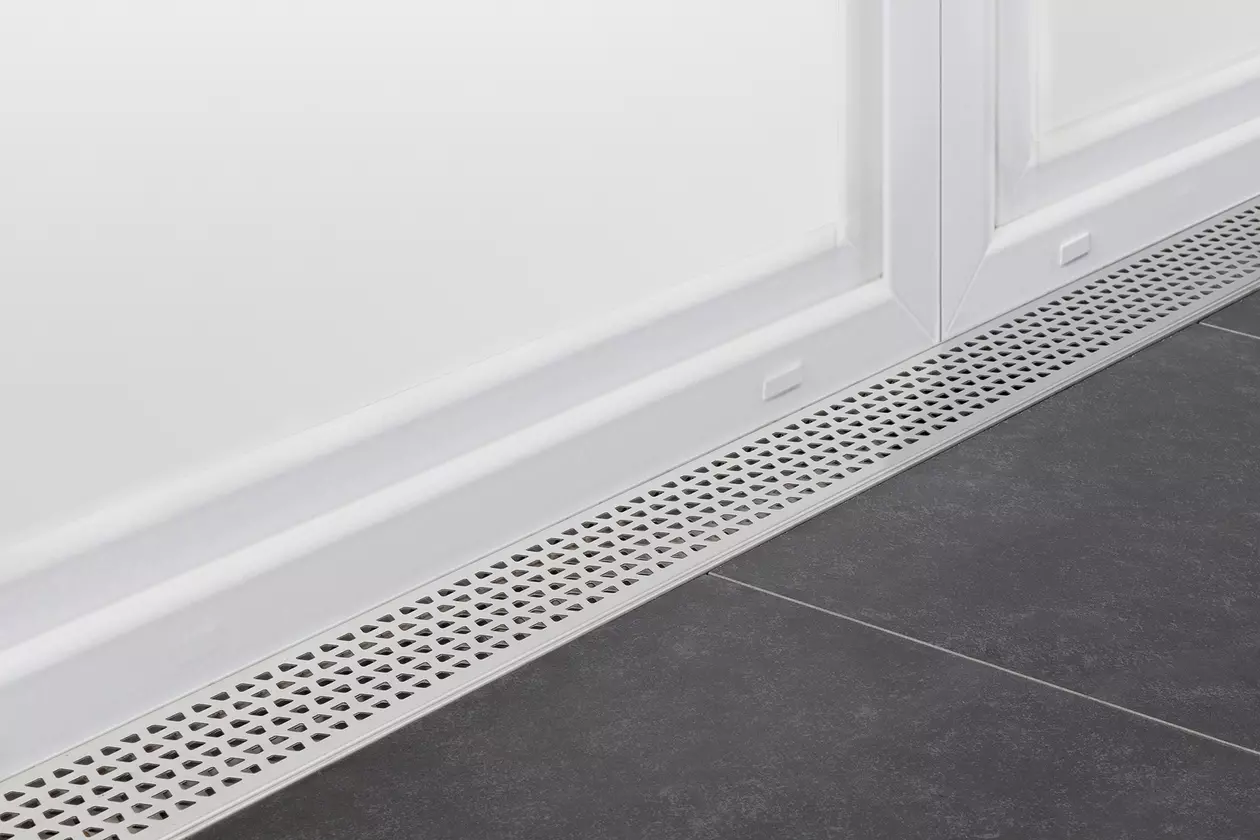 Schl&uuml;ter-TROBA-LINE : caniveau pour l'&eacute;vacuation de l'eau de pluie au pied des huisseries du balcon.