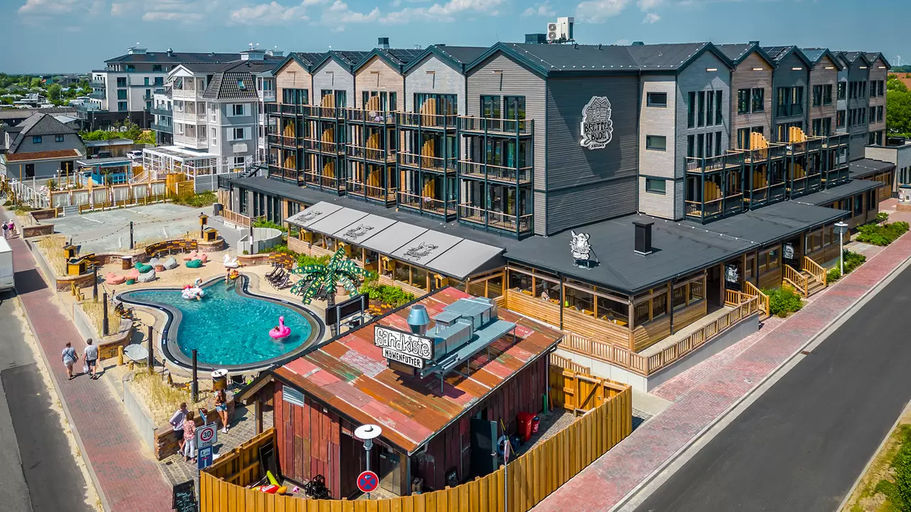 Au&szlig;enansicht des Hotels „Bretterbude“ in B&uuml;sum