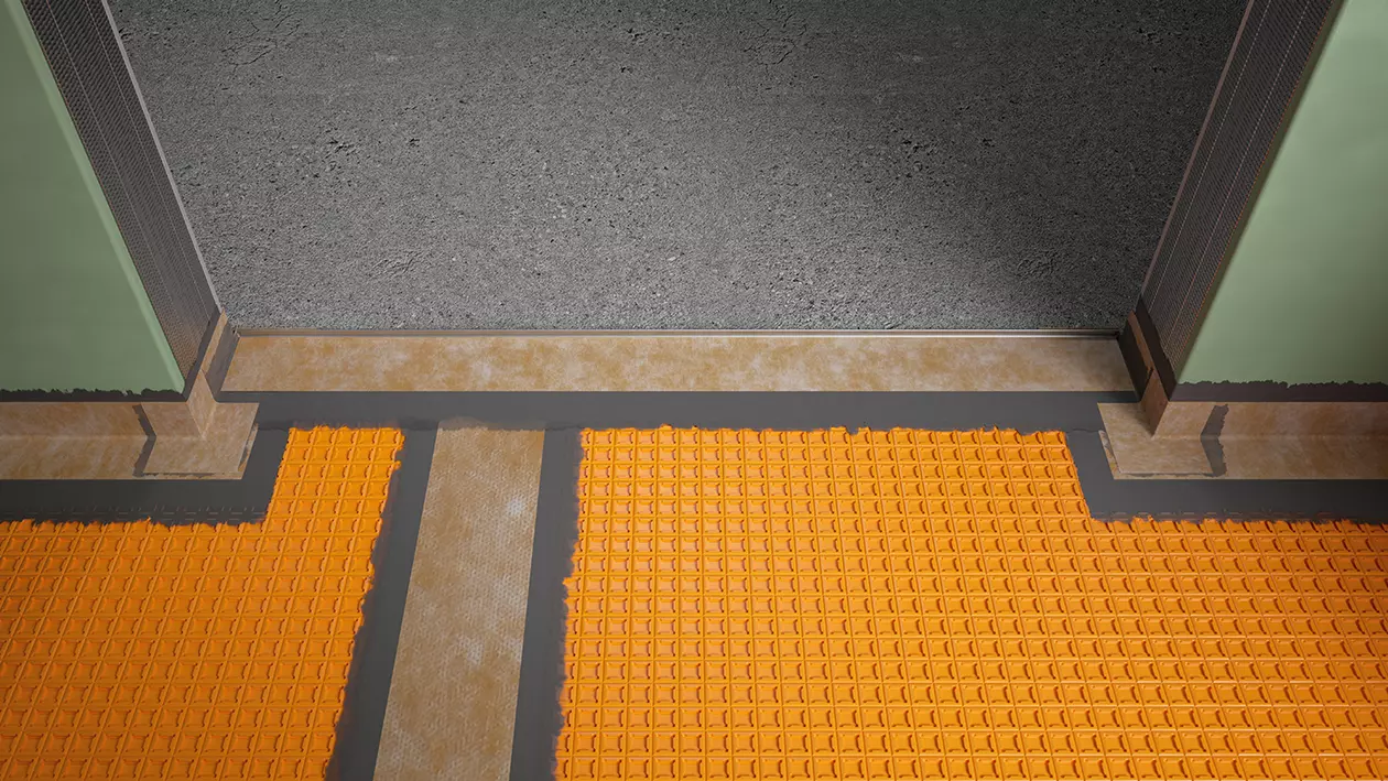 T&uuml;rbereich im Rohbau mit verlegter DITRA-Entkopplungsmatte, KERDI-Dichtband und KERDI-CID-T&uuml;rabdichtung