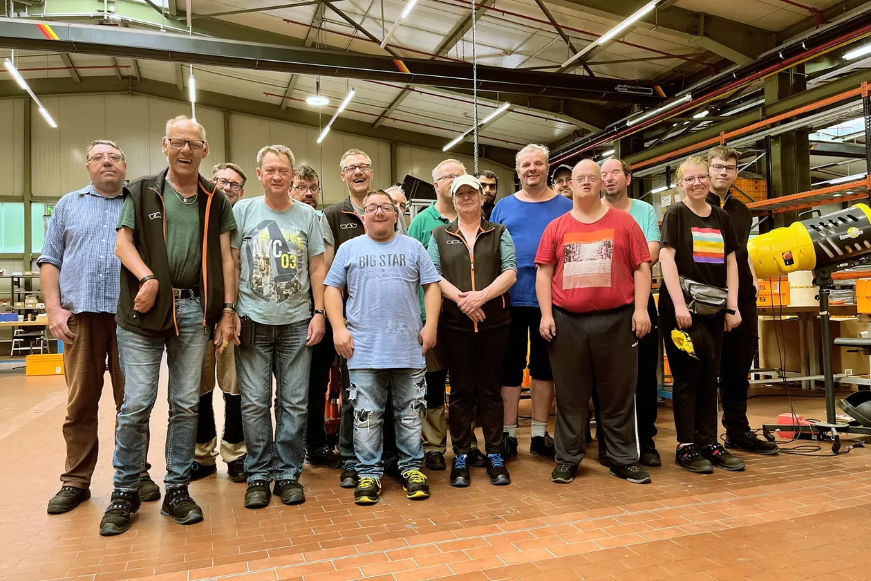 Photo de groupe du groupe externe des ateliers d’Iserlohn qui travaille chez Schl&uuml;ter-Systems.