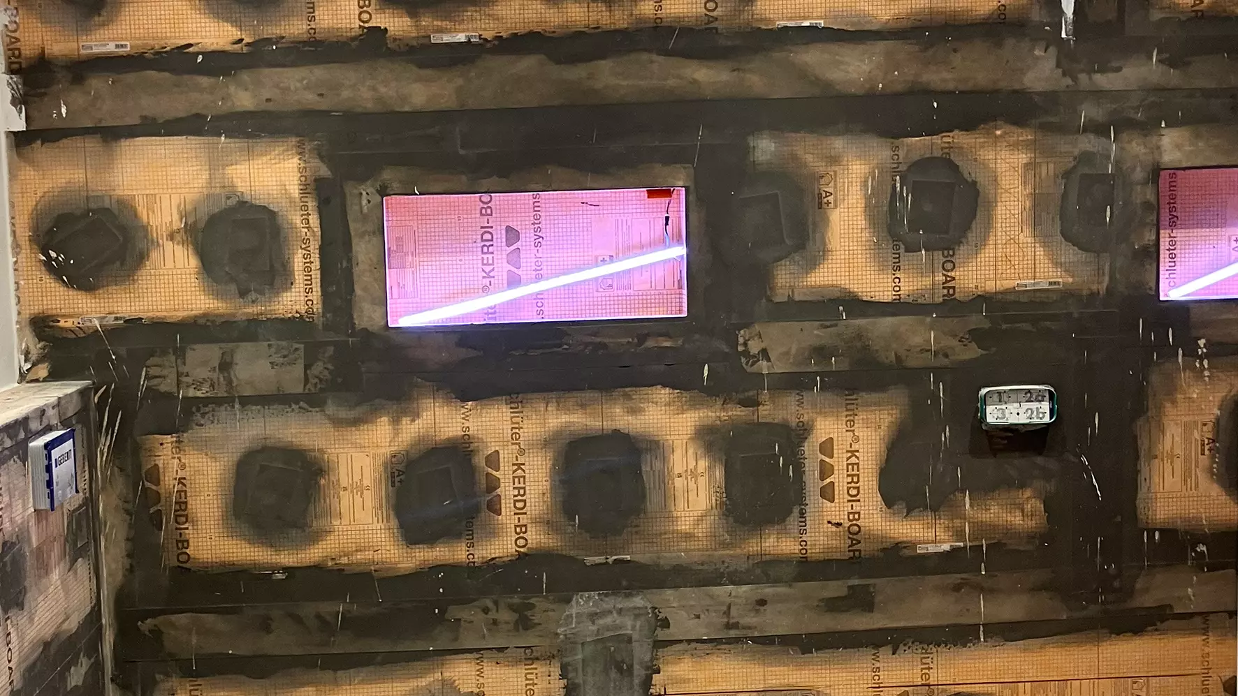 An illuminated niche with LIPROTEC LED profile in a bathroom wall under construction