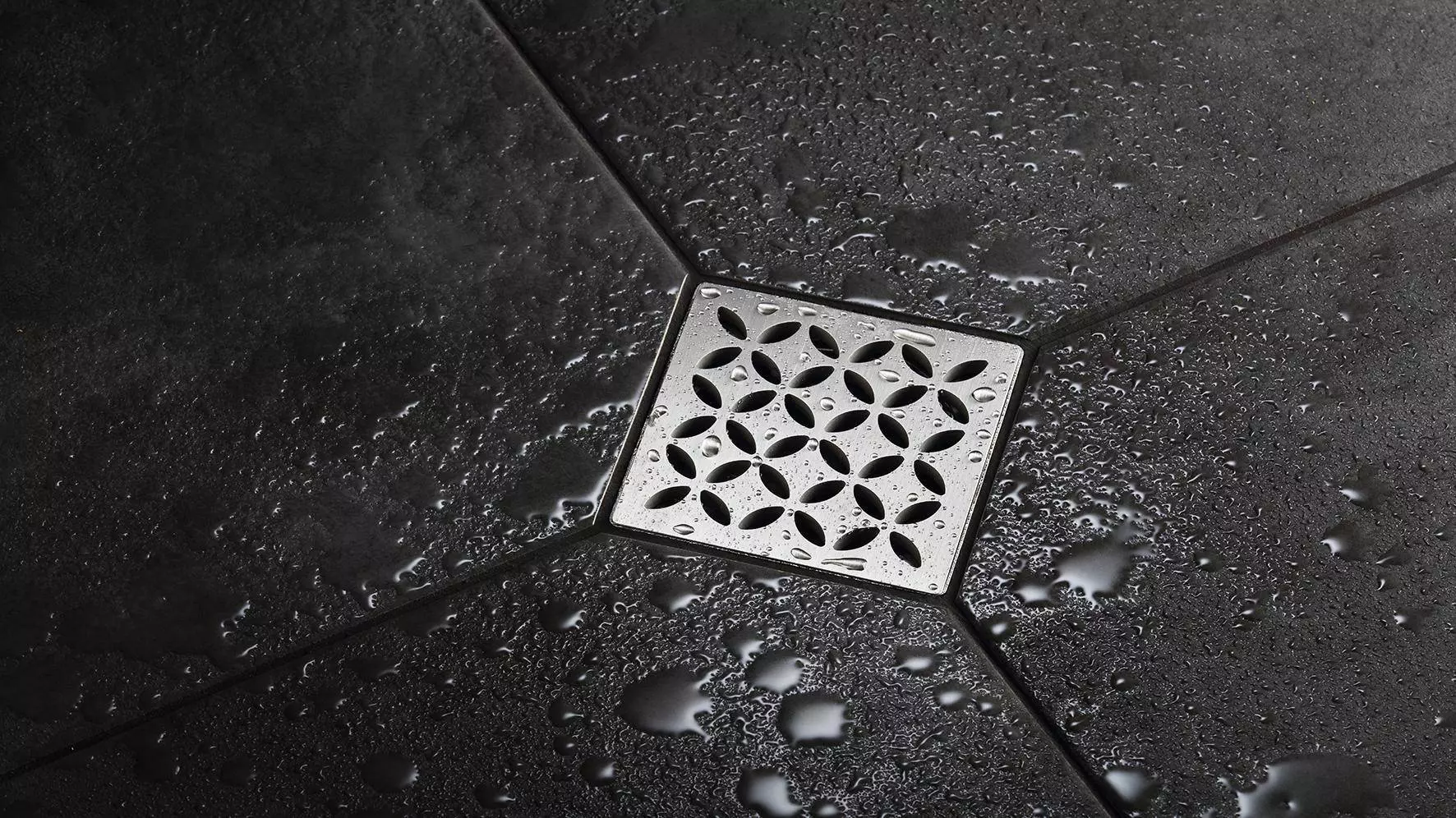 dunkel geflieste Dusche mit Schl&uuml;ter-KERDI-DRAIN Duschablauf