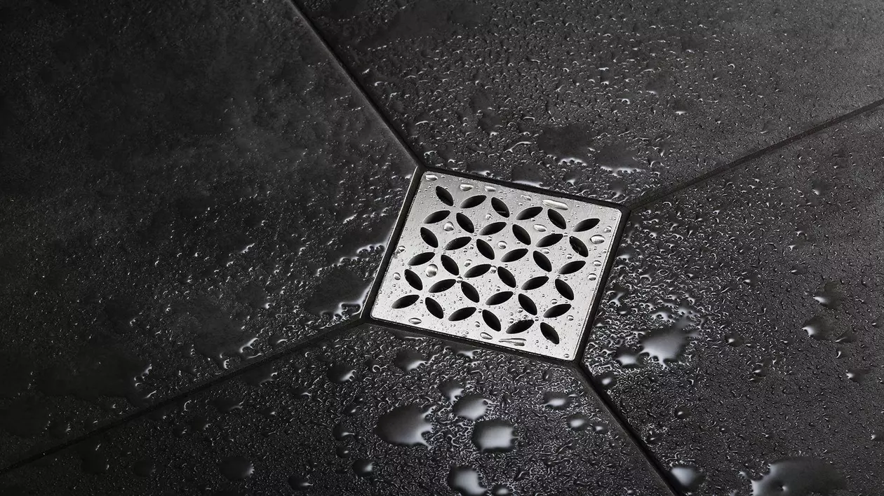 dunkel geflieste Dusche mit Schl&uuml;ter-KERDI-DRAIN Duschablauf