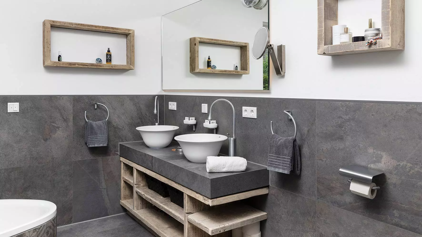 Foto van een badkamer met royale wastafelinstallatie en een spiegel erboven