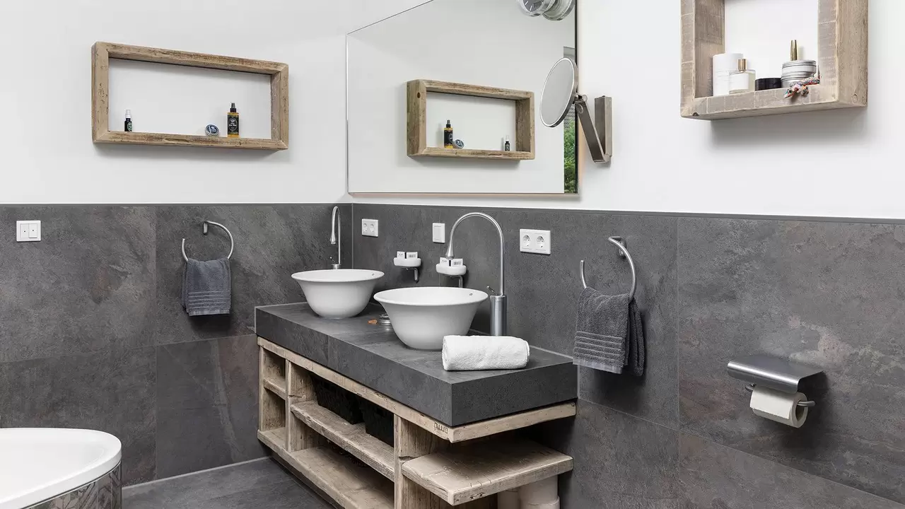 Foto de un cuarto de ba&ntilde;o con un amplio mueble de lavabo y un espejo sobre &eacute;l