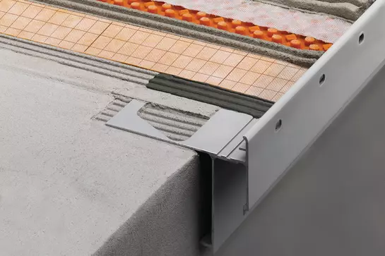 Detailaanzicht van het balkonrandprofiel met druppelgoot Schl&uuml;ter-BARA-RAKE.